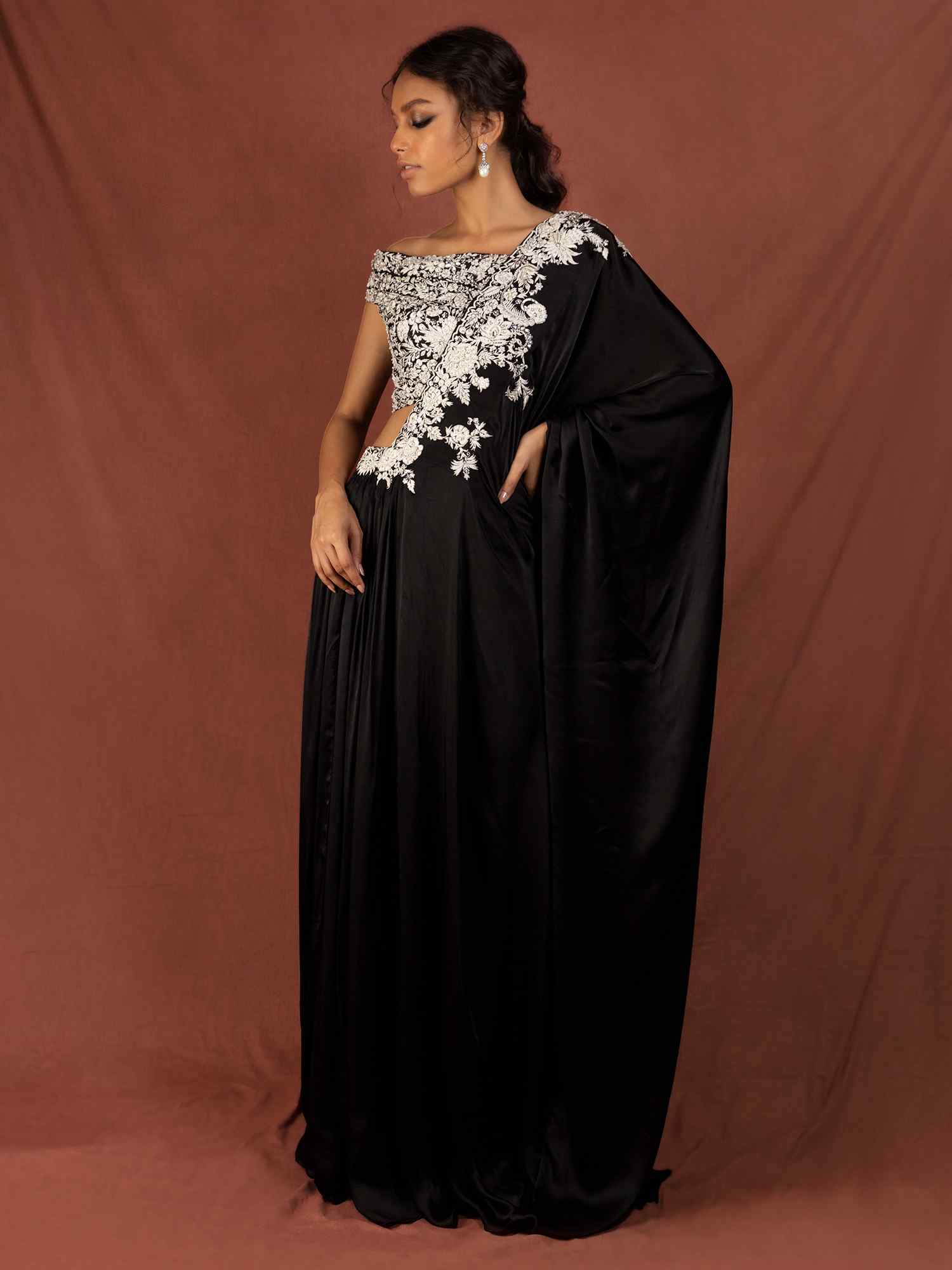 BLOUSE & DRAPED SARI - Image 4